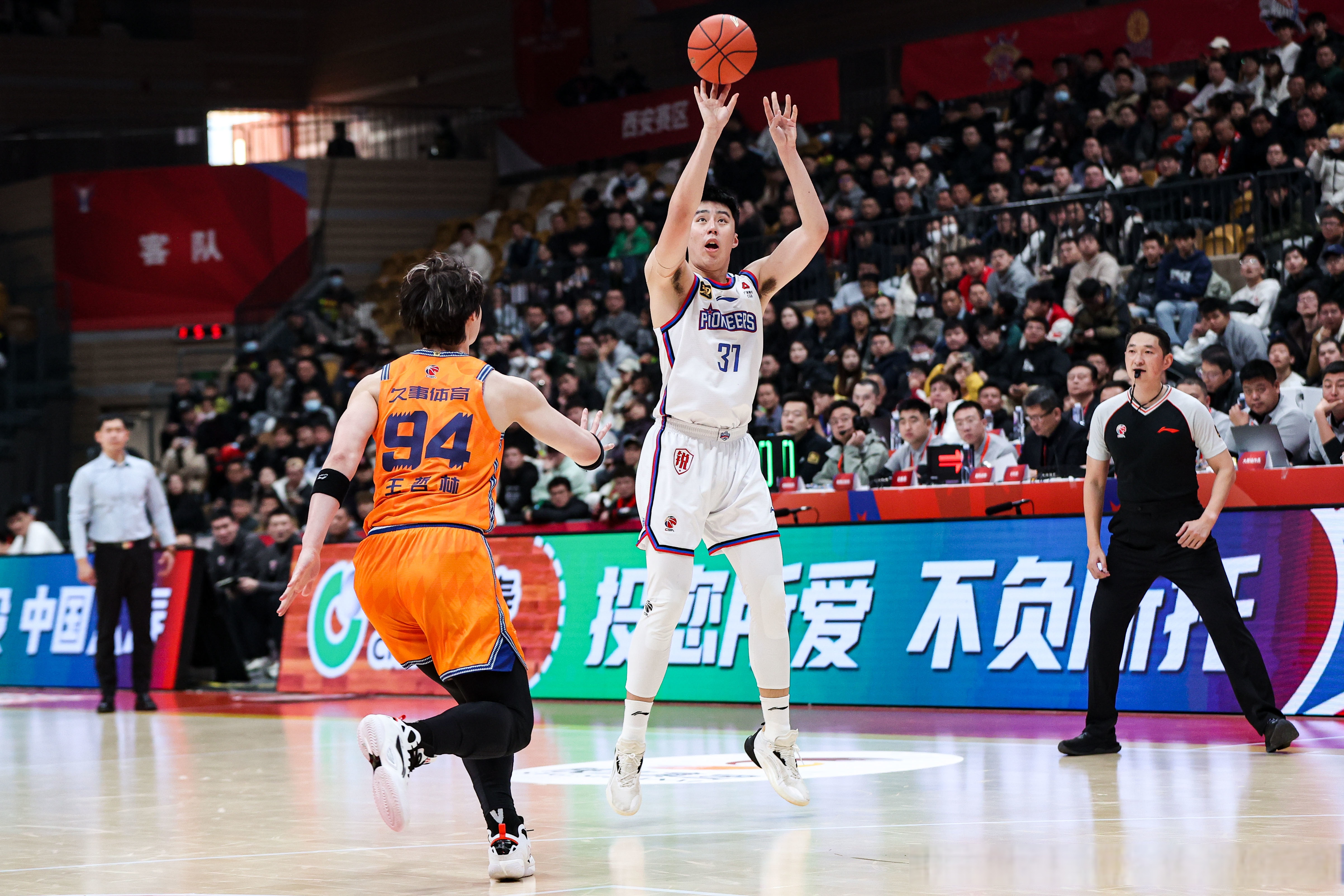 包含赛地聚焦——欧超杯今晚热度飙升，山东男篮调整名单，态度坚定，身体对抗强度拉满的词条-开云体育平台