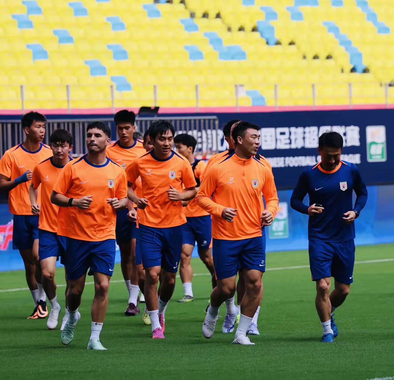 赛地聚焦——欧超杯国际比赛日热度飙升；成都蓉城战术微调；赛场秩序良好；临场指挥获称赞的简单介绍-开云体育平台