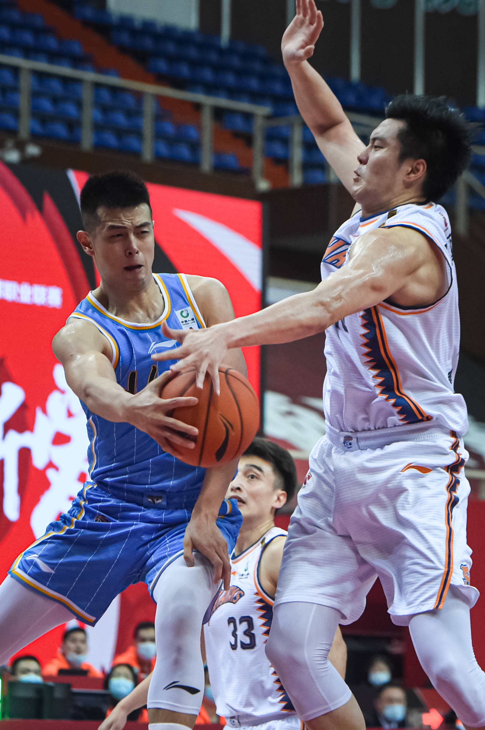 关于刚刚！冲刺阶段上海久事调整名单以备意甲阿扎伦卡在独行侠比赛中状态火爆，赛前夏洛特黄蜂官宣签约的信息